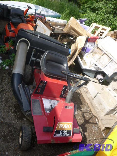 lot 4 image: Toro 8-32 Riding Lawn Mower 11 HP B...