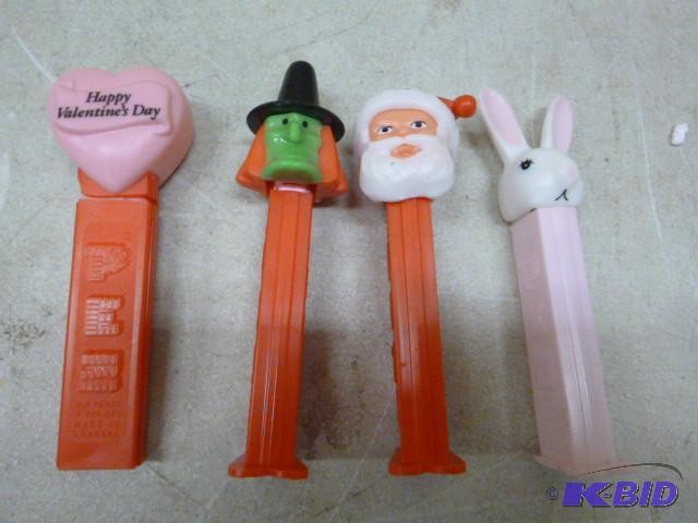 lot 52 image: 4 Holiday Pez Dispensers ...