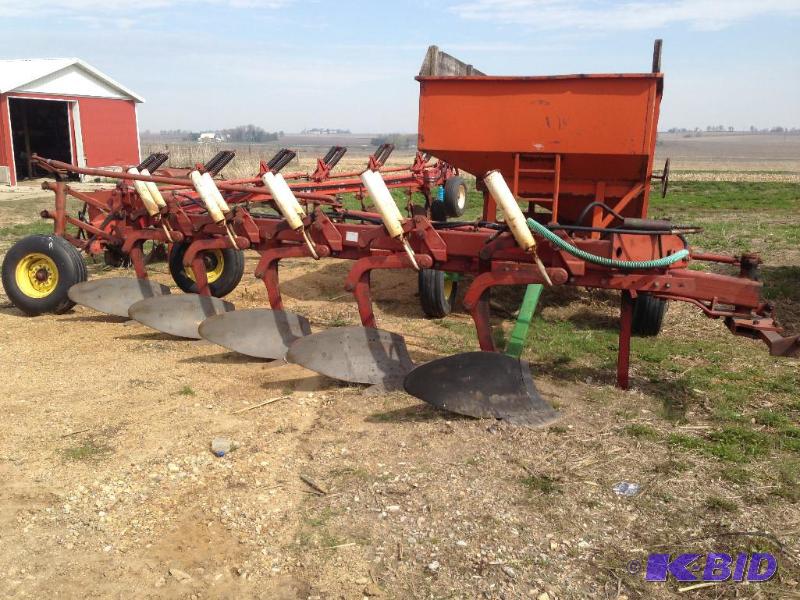 International 720 plow