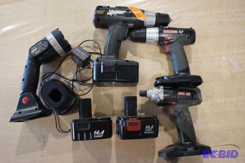 lot 30 image: Craftsman Drills  Flashlight  3 B...