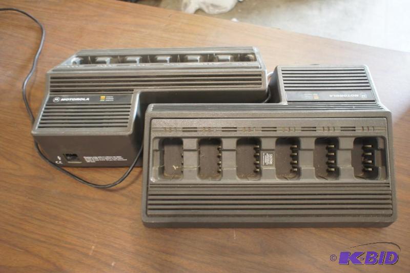 lot 92 image: Motorola Radio  Battery Charging s...