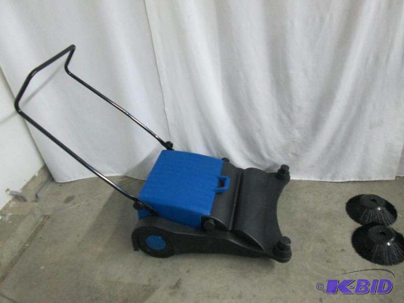 DEMO 32 Manual Push Sweeper