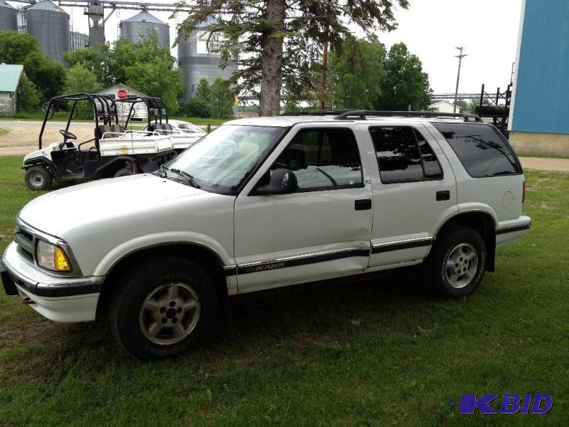 lot 7 image: 1997 CHEVROLET BLAZER LS