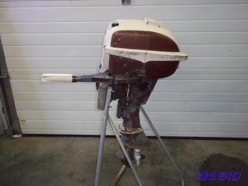 5.5 Johnson Outboard Boat Motor Yea...