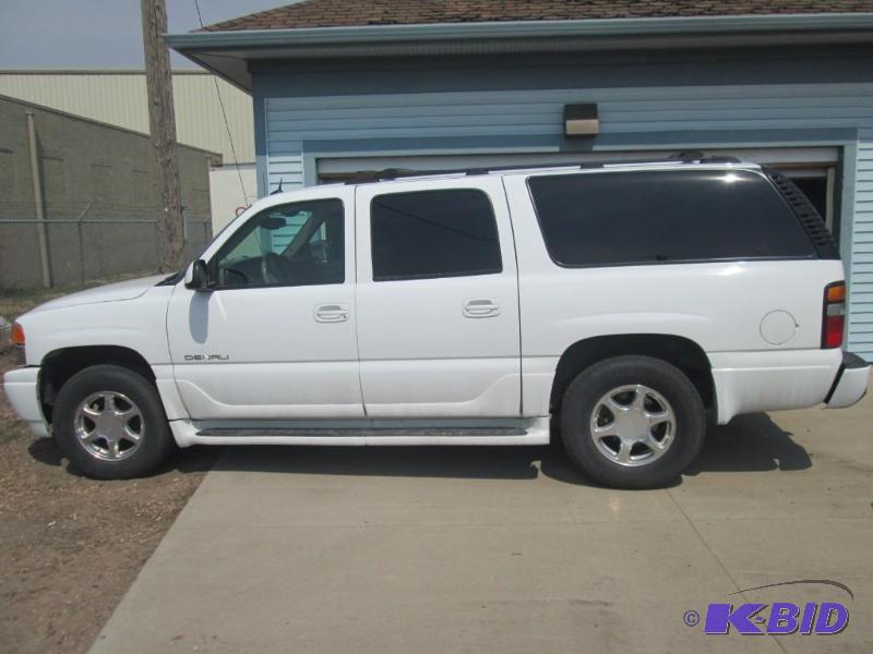 lot 3 image: 2004 Yukon Denali - THIS ITEM HAS BEEN REMOVED