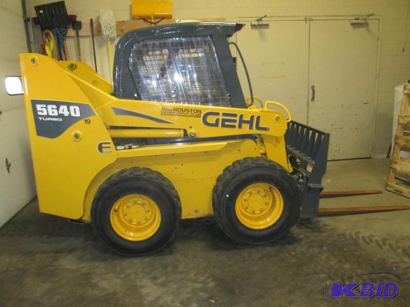 lot 5 image: GEHL Skid Loader