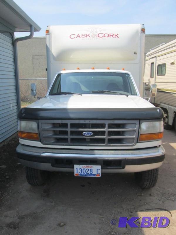 lot 8 image: 1996 Ford F450 Cube Van