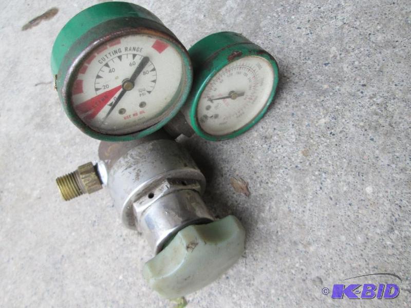 lot 33 image: Pressure guage 3000 PSI for oxygen...