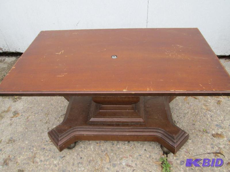 lot 40 image: Rectangle top table, measures 17 x ...