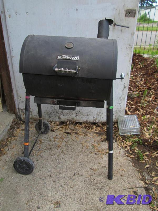 lot 48 image: Brinkman charcoal grill, legs are w...