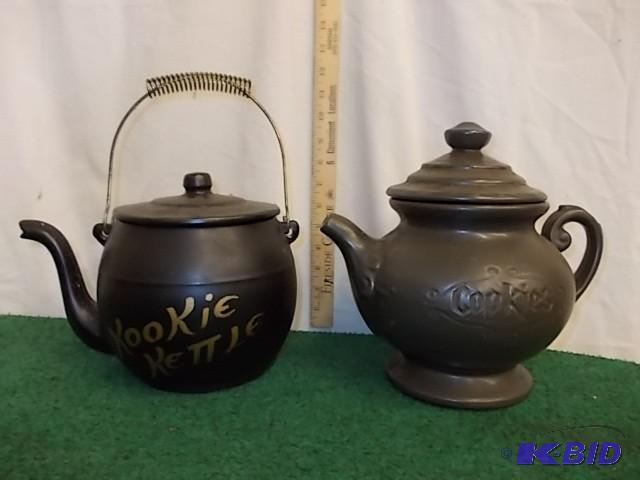 lot 10 image: Cookies Tea Pot Cookie Jar (McCoy) ...