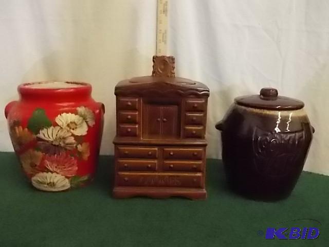 lot 15 image: Cookie Bureau Cookie Jar, Glazed Co...