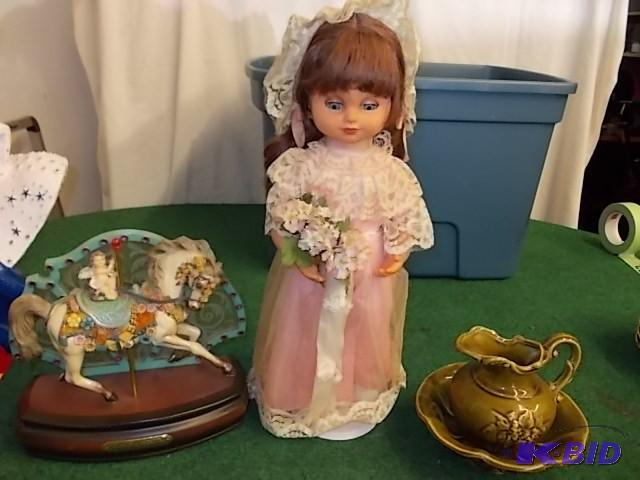 lot 30 image: McCoy Bowl &amp Pitcher, 18 in Mus...