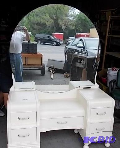 lot 52 image: Vintage Vanity With Round Mirror (H...