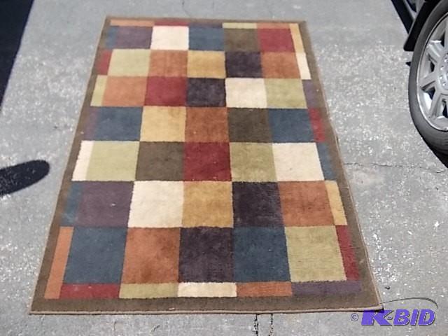 lot 68 image: Area Rug 66x46...