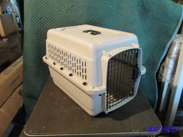Pet carrier. Medium size, 16&quot ...
