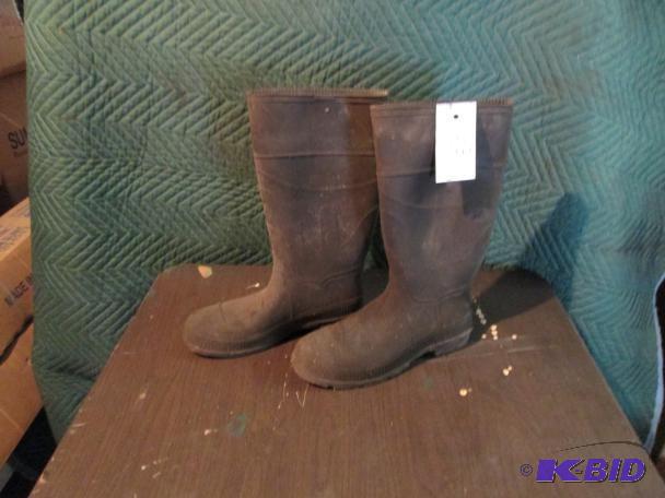 Old rubber boots, size 11...