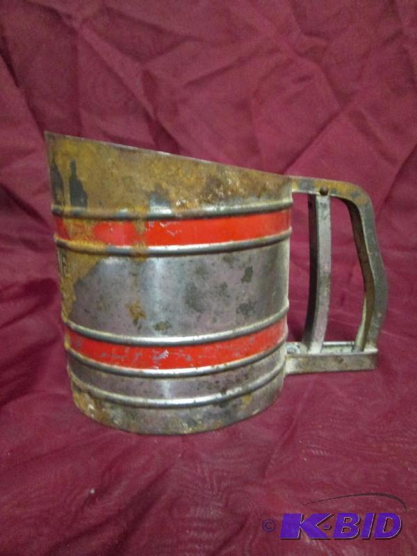 Vintage flour sifter in good condit...