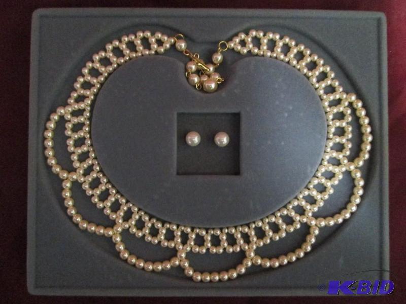 Avon pearlized lace gift set includ...