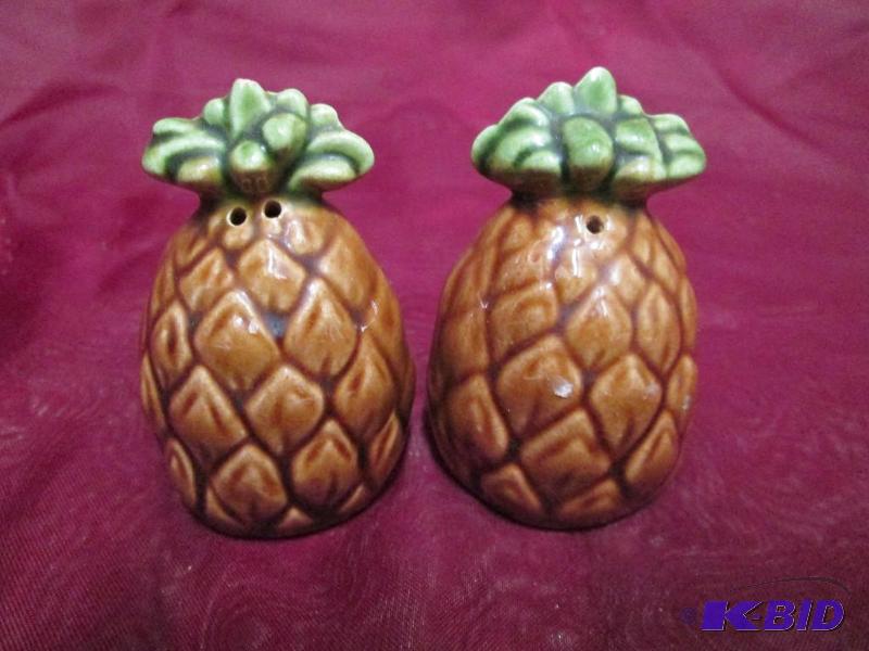 Pineapple shaped salt and pepper sh...