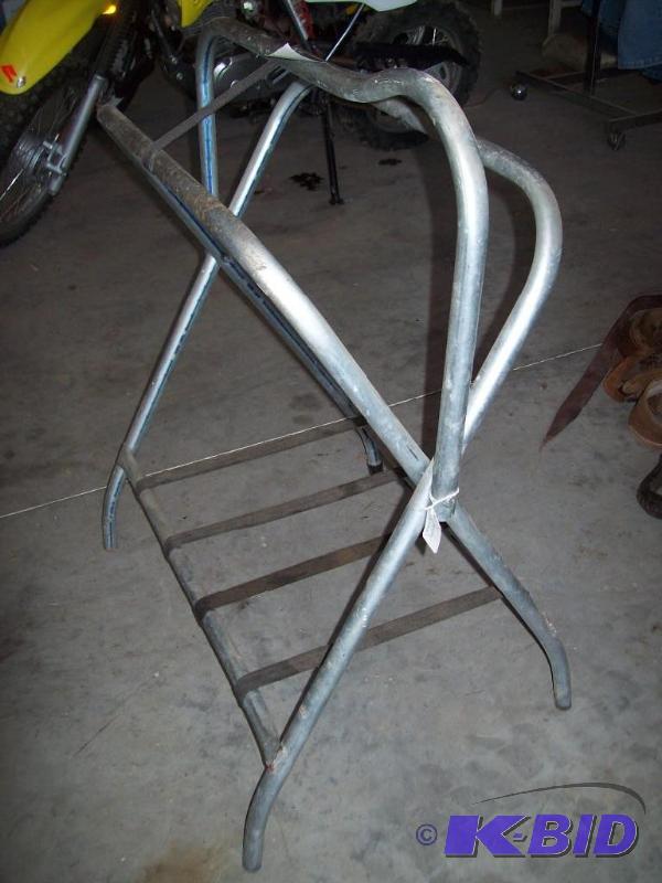 lot 10 image: Saddle rack item 10...