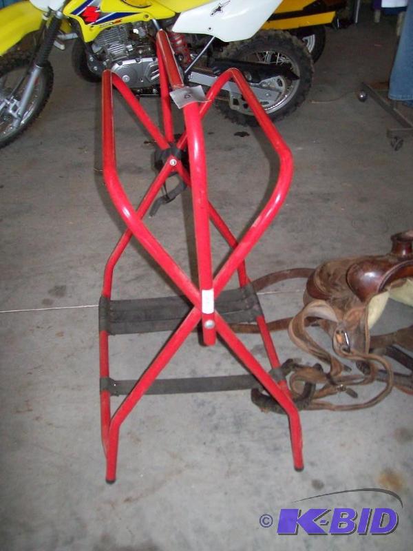 lot 6 image: Saddle rack item 6...