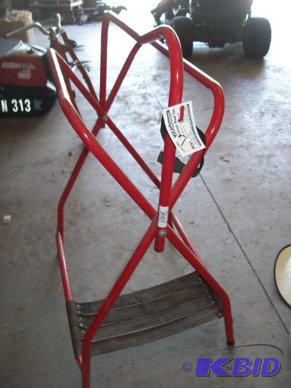 lot 7 image: Saddle rack item 7...