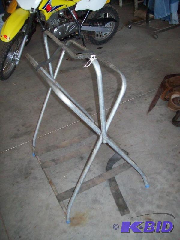 lot 8 image: Saddle rack item 8...