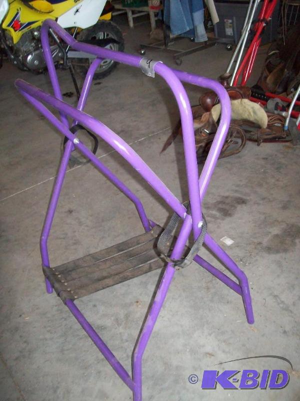lot 9 image: Saddle rack item 9...