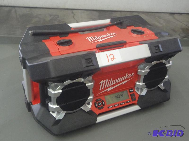 lot 12 image: Milwaukee Job Site Radio With Ipod Player, Li...