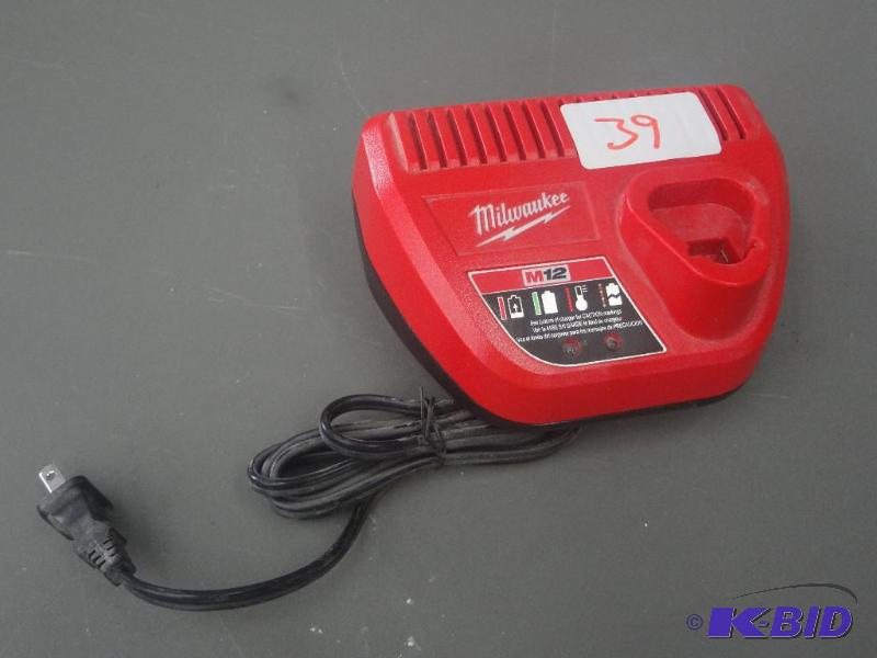 lot 39 image: Milwaukee M12 Battery Charger, Works...