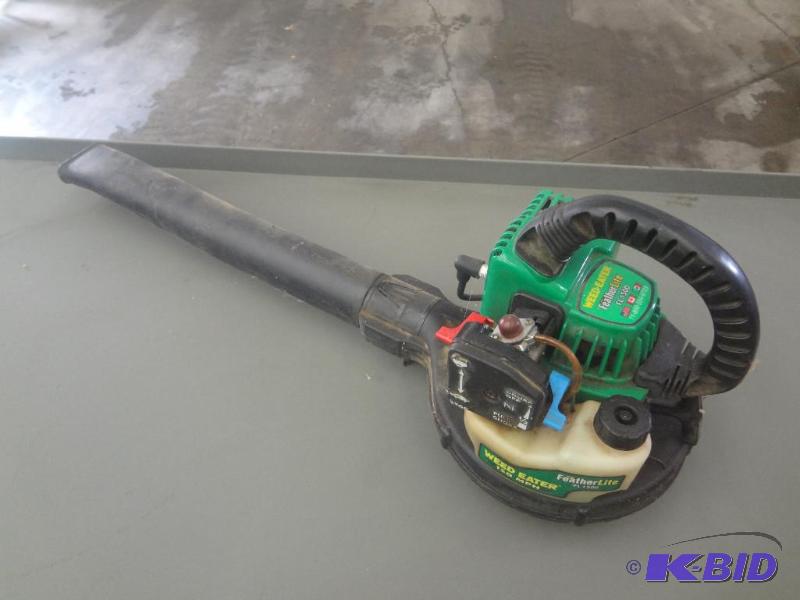 lot 7 image: Weed Eater FL1500 Handheld Gas Blower, Works...
