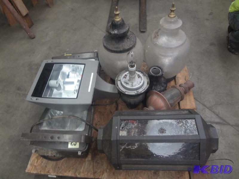 lot 98 image: Pallet Of Industrial Light Fixtures...