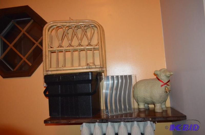lot 100 image: Bamboo like wine bottle holder 10x1...