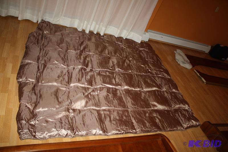 lot 112 image: Silk like bedroom comforter 93x81&q...