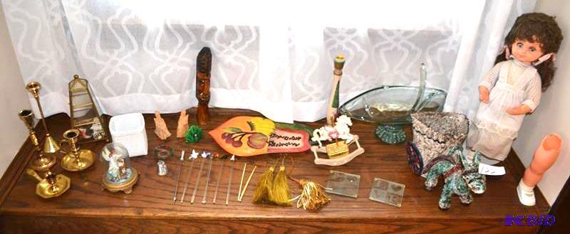 lot 122 image: Assorted decor, brass candle holder...