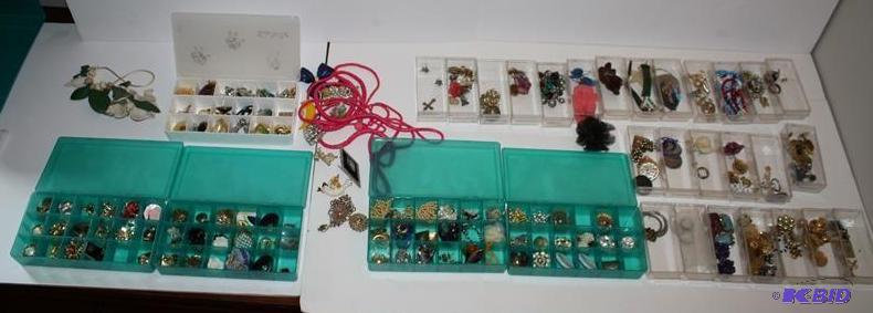 lot 128 image: Beautiful vintage earrings, broache...