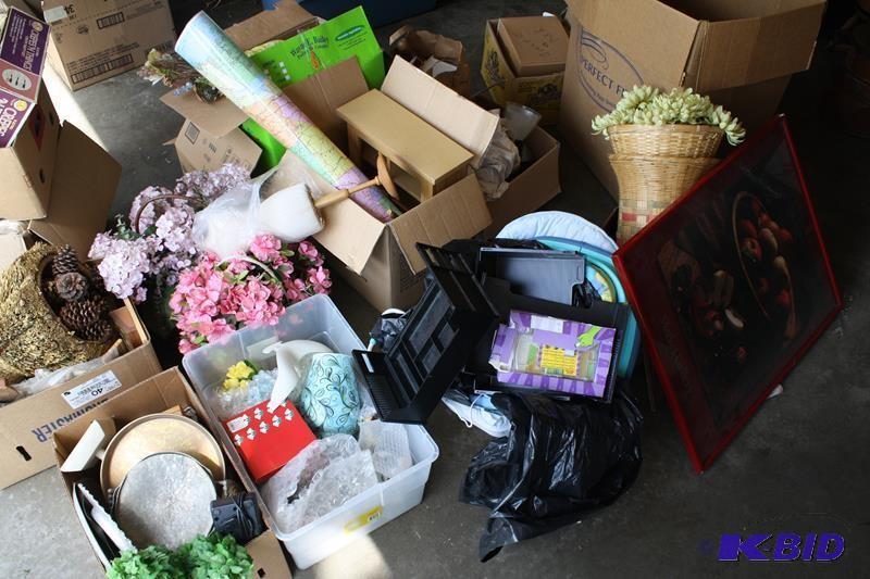 lot 140 image: Large lot of misc&nbspitems.  ...