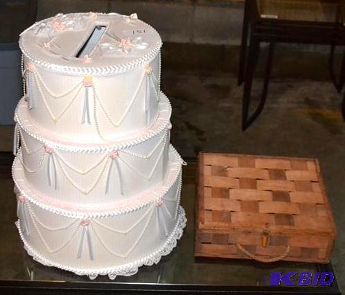 lot 151 image: Wedding cake for wedding cards and ...