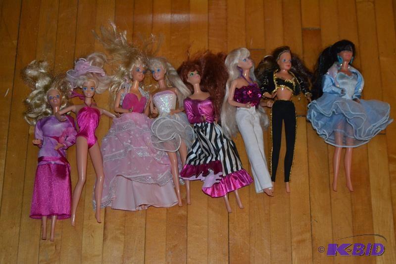 lot 16 image: 1966 Barbie with bendable legs, swi...