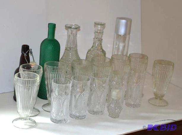 lot 163 image: Decorative glassware, vases, tumble...