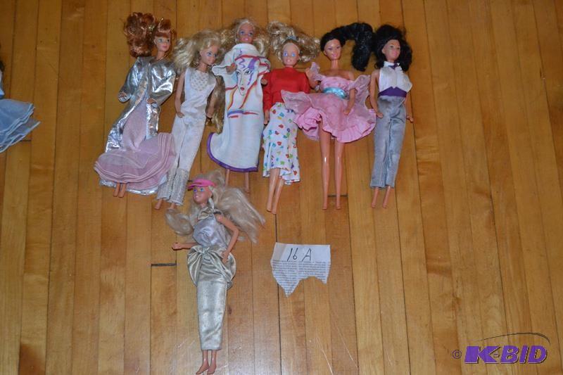 lot 16A image: 1966 Barbies with bendable legs in ...
