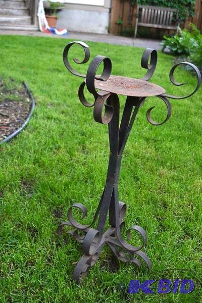 lot 176 image: Metal plant stand, Lawn decor 29&qu...
