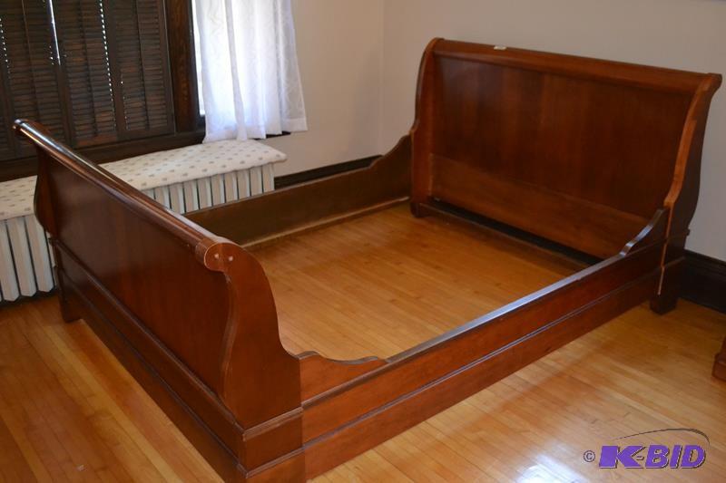 lot 4 image: Antique Sleigh bed. An elegant wood...