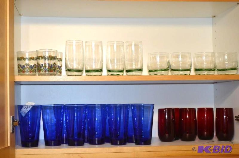 lot 74 image: Group of vintage & Antique glas...