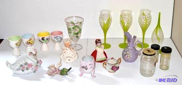 lot 85 image: Capodimonte flower 4" long, se...