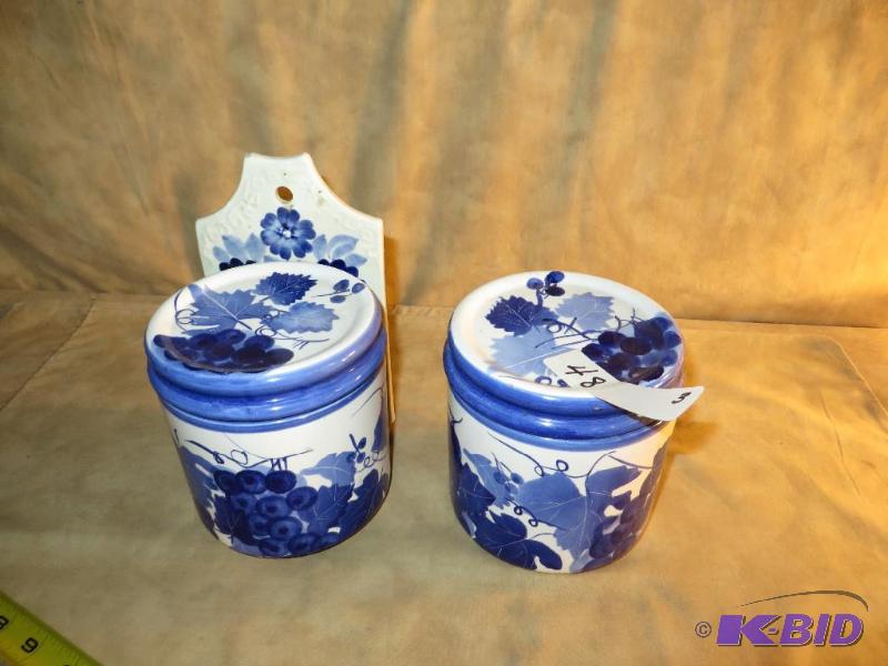 Two Canisters, Trivet