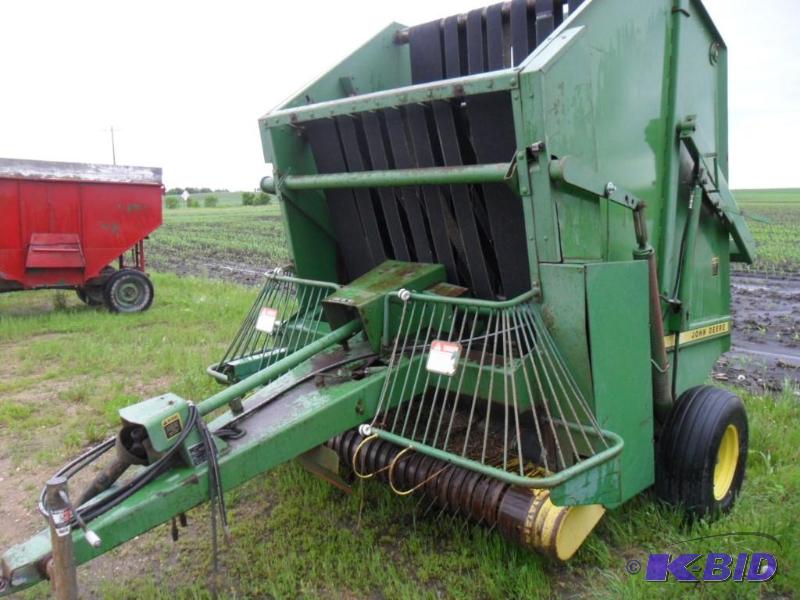 lot 4 image: John Deere 510 Round Baler, 63&quotx 72"...