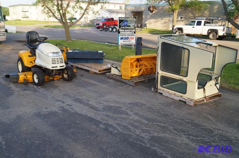 lot 1 image: Cub Cadet Tractor