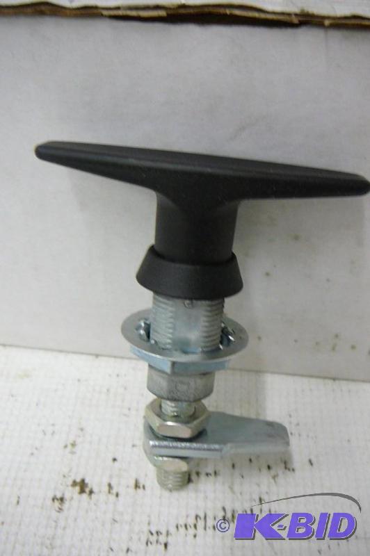 lot 113 image: South co-T-handle latch E3-11-35T 9...